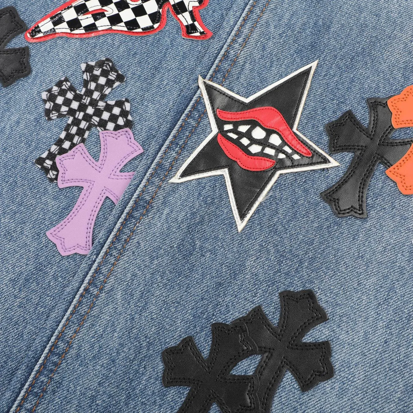 P320 Chrome Heart Blue Ox King Graffiti Multi-Color Leather Jeans [Same Style as L*Xiang] Chrome Heart Blue Ox King Graffiti Multi-Color Leather Jeans are the “king of the market” in the fashion industry! Made of high-quality denim and processed through complex washing processes, the distressed effect is super unique. The multi-color leather and graffiti design bring out the cool street genes of Crowe. Each pair of pants is unique, and you can directly transform into a street trend ICON when you put it on. The matching method is super cool: High street style: Pair it with a black hooded sweatshirt, thick-soled boots, and stacked silver chains. When you go to the stage or on the street, you will have an aura of 2.8 meters. You can slay at concerts and out on the street. Mix and match trendy styles: wear a suit jacket + canvas shoes for boys, and wear a short crop top + dad shoes for girls. Mix and match to create a sense of contrast, full of fashion sense, and the hair tie will get likes in seconds when taking photos. Couples share the same style: one pair with each other, the boy wears a solid color T + sneakers, the girl wears a short top + sneakers, they are the most eye-catching trendy couple when they go out, and they keep turning heads! No matter what your style is, these pants can help you grasp the essence of the trend. It is a must-have for trendy players. You will look the most beautiful on the street when you put it on! Size: 28/30/32/34/36 Waist: 70/75/80/85/90 Pants length: 102/104/106/108/110